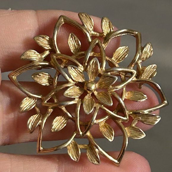 SARAH COVENTRY Elegant Gold Floral Earrings and brooch jewelry set 🙋♀️ - Picture 1 of 9